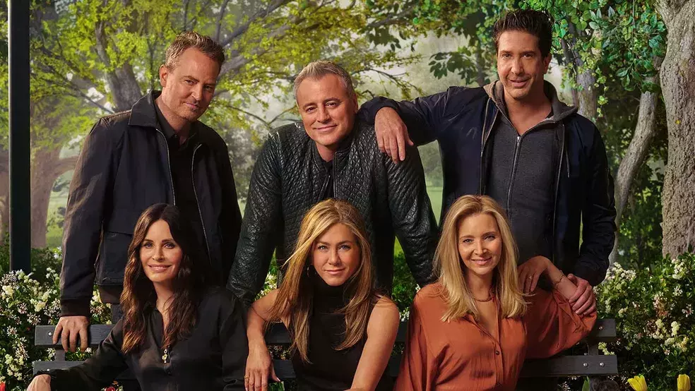 A imagem mostra os personagens de Friends reunidos com a idade mais avançada