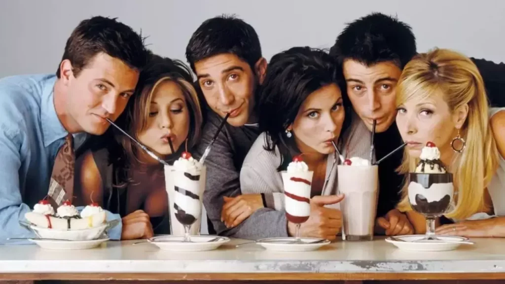 Elenco original de Friends em uma das imagens teasers icônicas da série, onde todos compartilham milkshakes e sorvetes