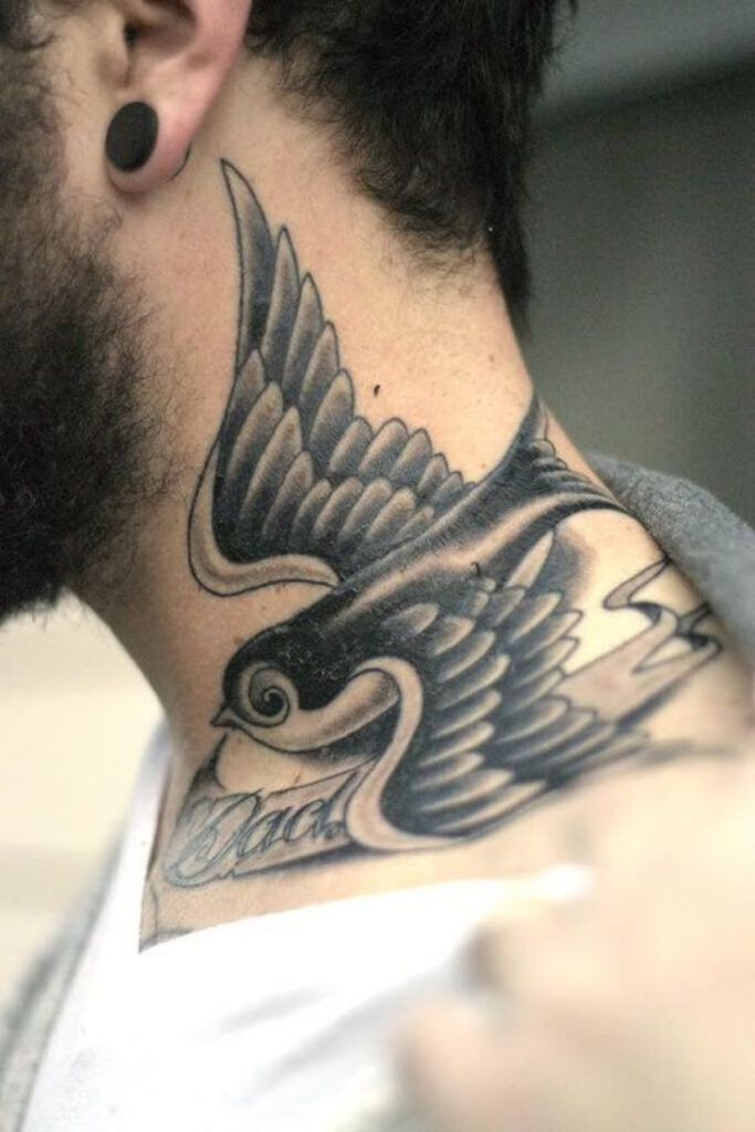 Homem de pele branca com uma enorme ave tatuada no pescoço. O desenho toma conta de toda a lateral do seu pescoço. Começa na altura da clavícula e termina próximno às orelhas. 