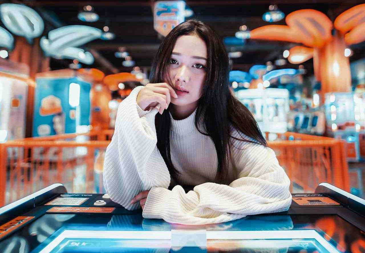 Uma jovem asiática em frente à uma mesa de apostas na Revolução da IA no Mundo das Apostas Esportivas
