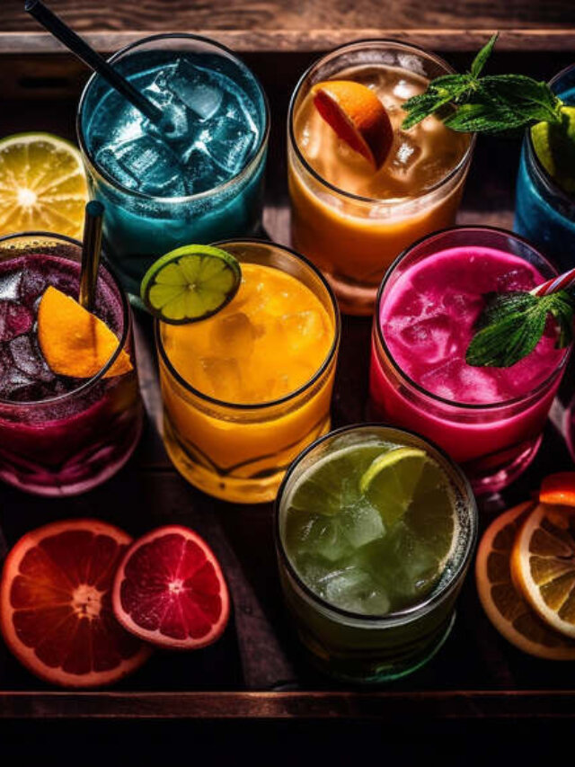 Coquitéis fáceis: varios copos de drinks com diversas cores e frutas sobre a mesa com visão frontal, tem laranjas de diversas cores sobre a mesa ( laranjas , laranjas na cor vemerlha )